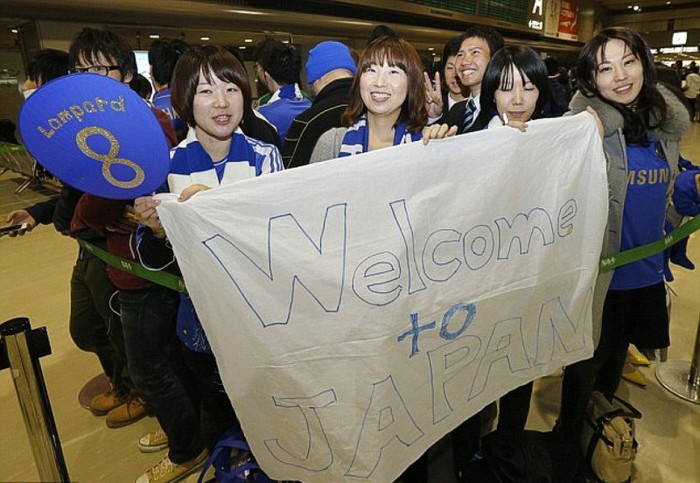 Các fan Nhật cố gắng khiến các cầu thủ đến từ Tây London cảm thấy như được về nhà.